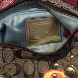 I had this purse for a while and I don’t wear purse so anyone can pay for it.